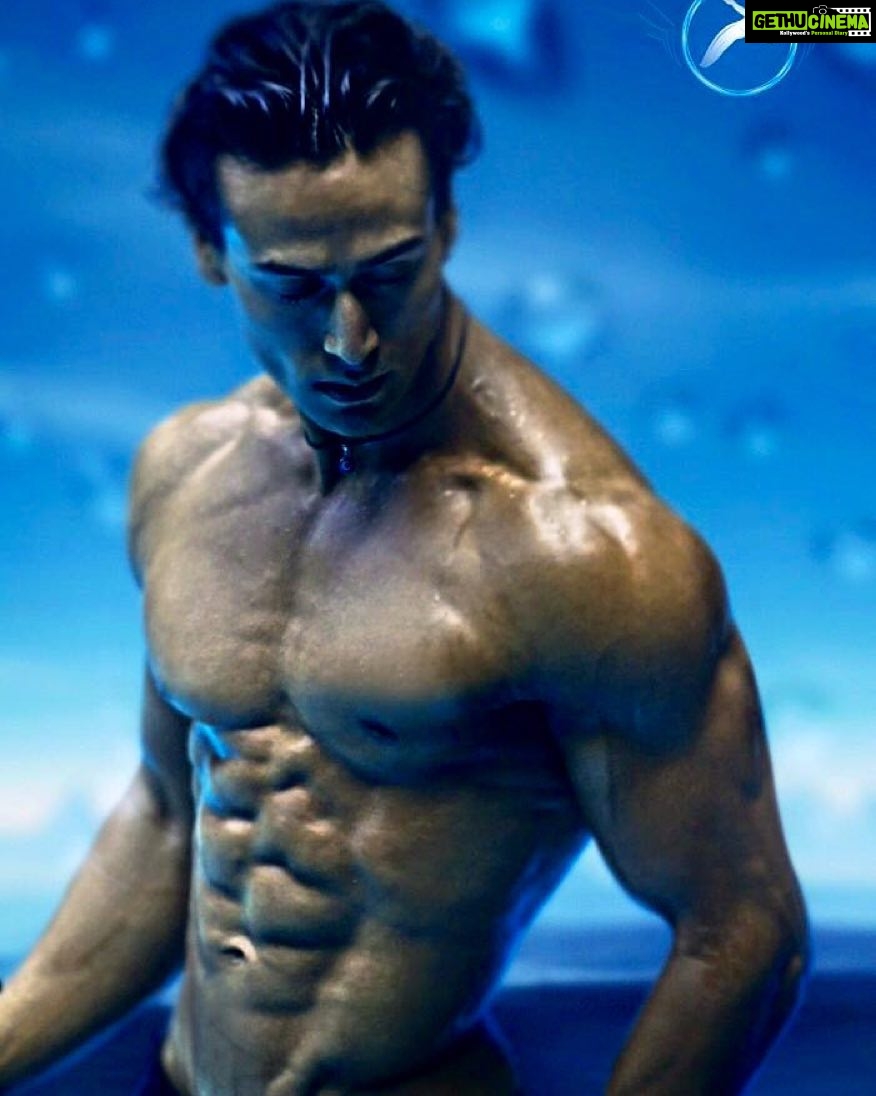 Tiger Shroff Instagram - Throwback to the unforgettable eve. :) #stardustmag #stardustawards