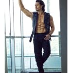 Tiger Shroff Instagram – If you want to make the world a better place take a look at yourself and make a change – #MJ :)