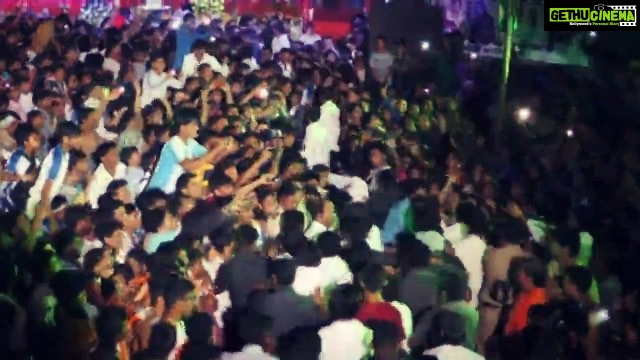 Tiger Shroff Instagram - #Repost @ayeshashroff This is called a sea of love!!!!😄😄😄🙏🙏🙏🙏so blessed and grateful!!!!🙏🙏🙏❤️❤️❤️❤️