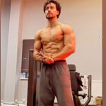 Tiger Shroff Instagram - The grind on the sets of #ganapath neverrr stopsss🔥❤️