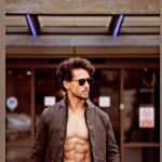 Tiger Shroff Instagram - Walking into dec like ❄️💙