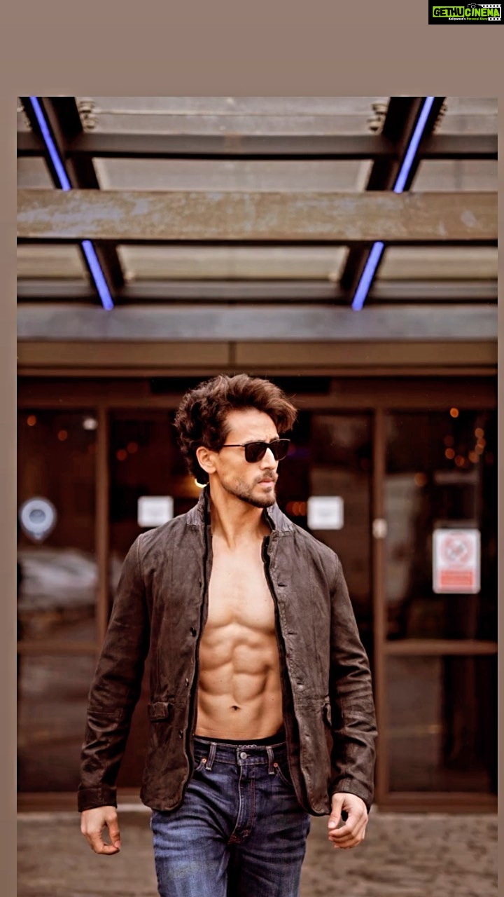 Tiger Shroff Instagram - Walking into dec like ❄️💙