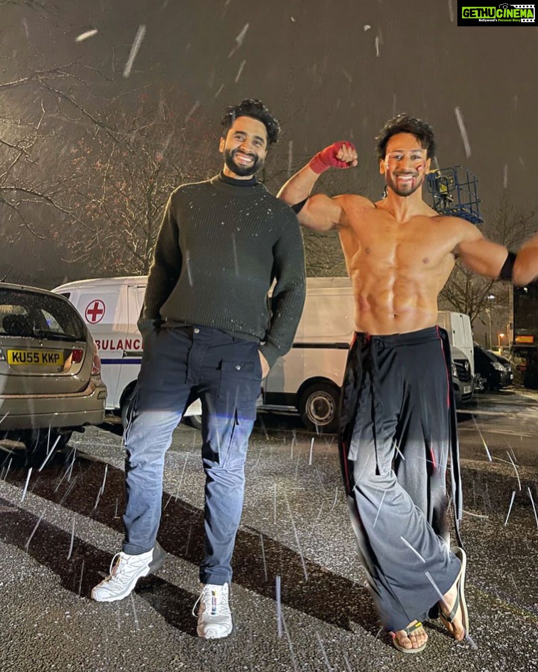Tiger Shroff Instagram - Literally chilling with my Bossman aka Producer Saab aka Bro 💙❄️ #Ganapath @jackkybhagnani