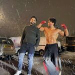 Tiger Shroff Instagram - Literally chilling with my Bossman aka Producer Saab aka Bro 💙❄️ #Ganapath @jackkybhagnani