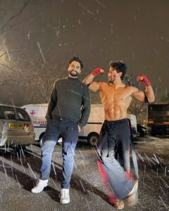 Tiger Shroff Instagram - Literally chilling with my Bossman aka Producer Saab aka Bro 💙❄️ #Ganapath @jackkybhagnani