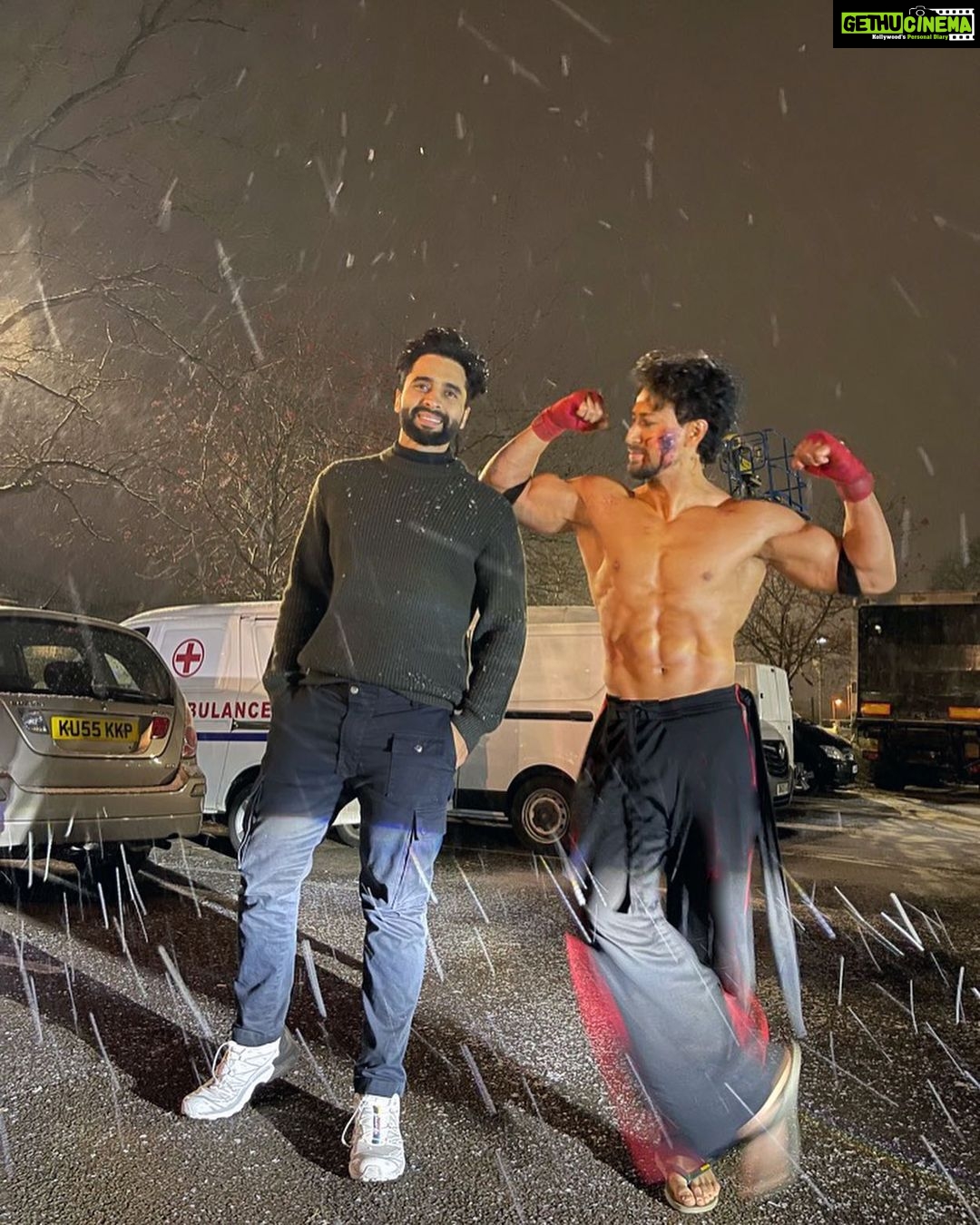 Tiger Shroff Instagram - Literally chilling with my Bossman aka Producer Saab aka Bro 💙❄️ #Ganapath @jackkybhagnani