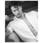 Tiger Shroff Instagram - I like this chair… @avigowariker