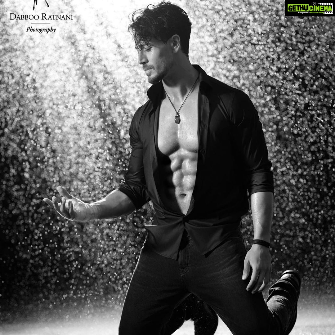 Tiger Shroff Instagram - Exclusive Outtake from #DabbooRatnaniCalendar ❤️ Photography @dabbooratnani Assisted by @manishadratnani
Makeup @rahulkothavale Hair @amityashwant_hair Styling @ayeshashroff Team Tiger @ishagoraksha Team DR @myrahratnani @kiararatnani @shivaanratnani Production @dabbooratnanistudio
Location @rustomjee_spaces
#dabbooratnanicalendar2021