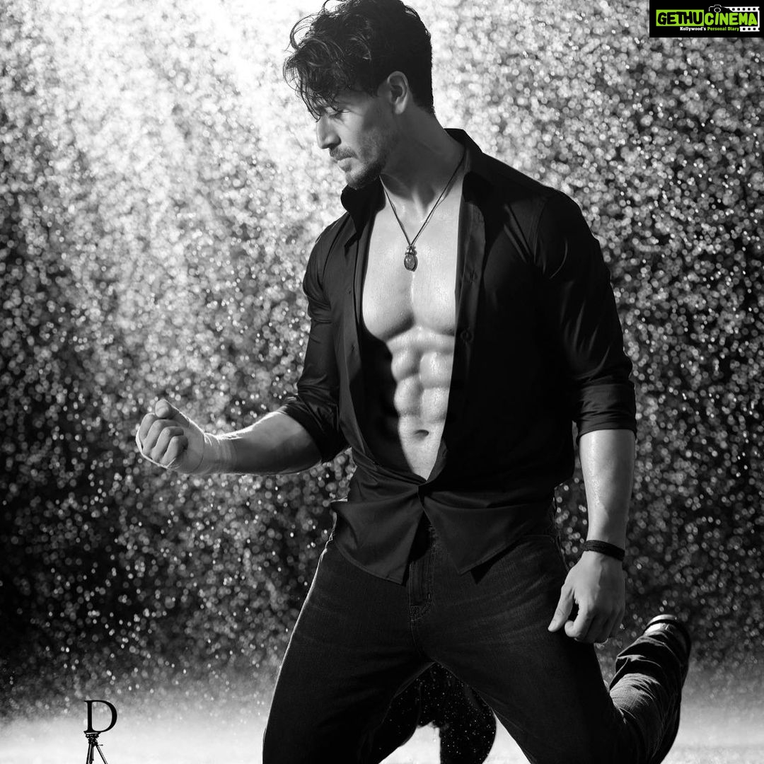 Tiger Shroff Instagram - Exclusive Outtake from #DabbooRatnaniCalendar ❤️ Photography @dabbooratnani Assisted by @manishadratnani
Makeup @rahulkothavale Hair @amityashwant_hair Styling @ayeshashroff Team Tiger @ishagoraksha Team DR @myrahratnani @kiararatnani @shivaanratnani Production @dabbooratnanistudio
Location @rustomjee_spaces
#dabbooratnanicalendar2021