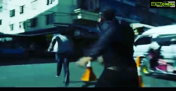 Tiger Shroff Instagram - A or B? Slippery streets and a slipped disc, no wonder i couldnt shake the bad guys off๐
๐ฅ #baaghi1