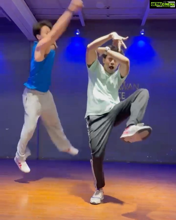 Tiger Shroff Instagram - When you dont feel like doing class...🦍biz 😅 @paresshss