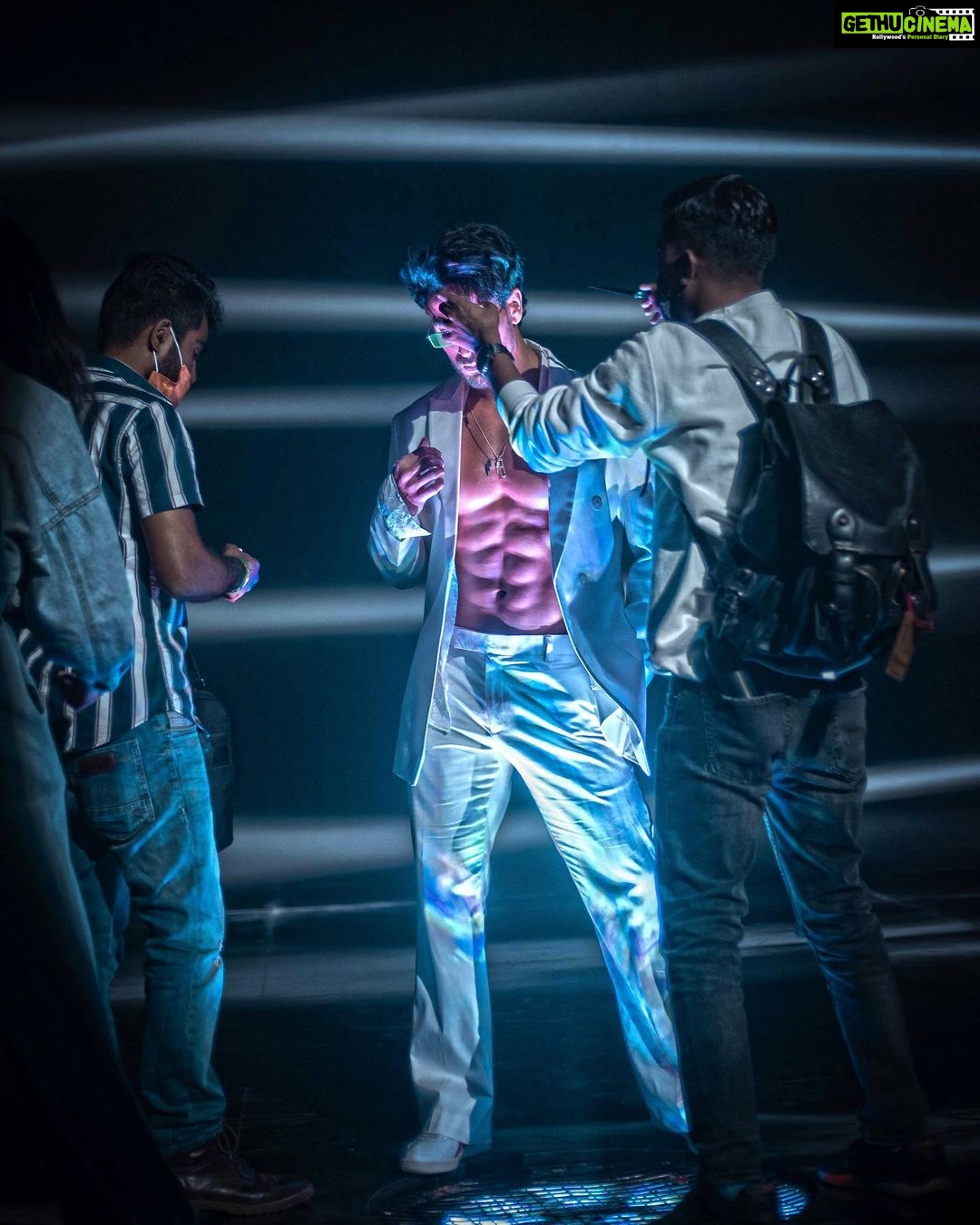 Tiger Shroff Instagram - Somethin cookin 😉 any guesses?
