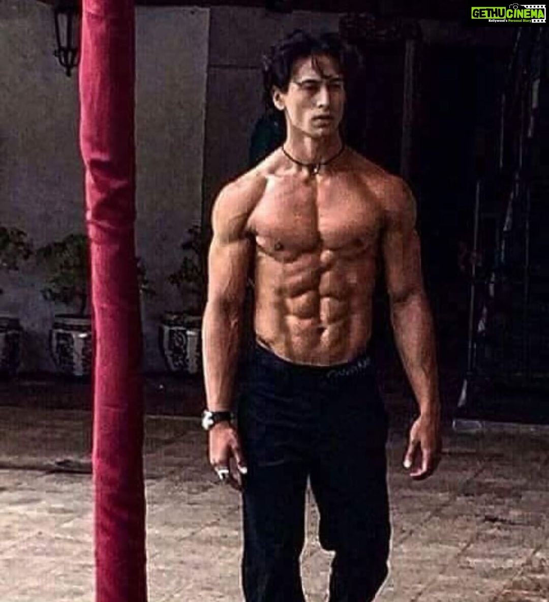 Tiger Shroff Instagram - The one and only time i ate ice cream before a shoot...guess i should go back to my old ways 😅#bachpan