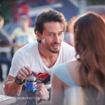Tiger Shroff Instagram - Just trying to make a friend with my new #pepsifriendshippack! #harghoontmeinswag @pepsiindia @khan_ahmedasas @dishapatani