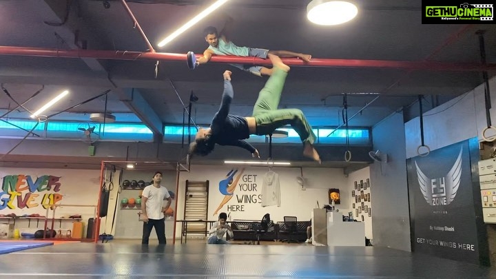 Tiger Shroff Instagram - 10 ft ... i think its time to take the roof higher😜#luckyshot