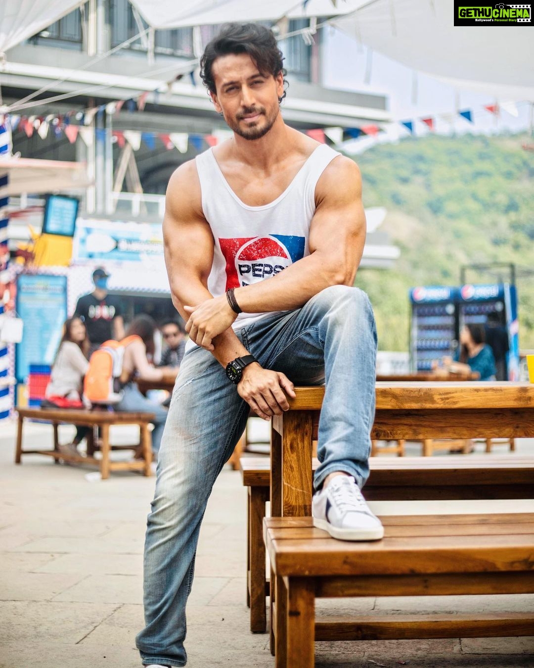 Tiger Shroff Instagram - Trying my cool face 😎😜 just nowhere close to being as cool as my #pepsi @pepsiindia