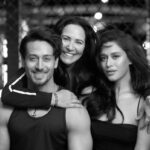 Tiger Shroff Instagram - Fam jam! My mom looks the best by far 😍 thanks @avigowariker for another amazing shot! @ayeshashroff @kishushroff