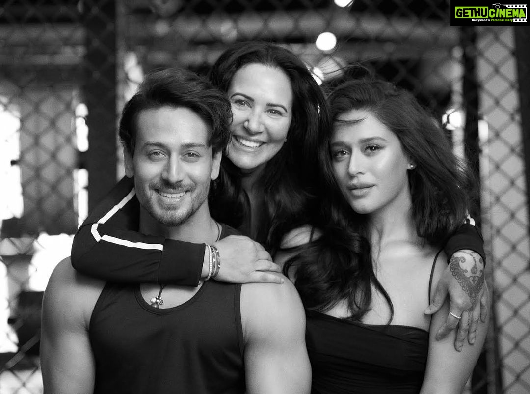 Tiger Shroff Instagram - Fam jam! My mom looks the best by far 😍 thanks @avigowariker for another amazing shot! @ayeshashroff @kishushroff