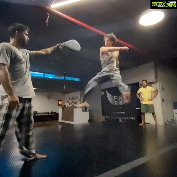 Tiger Shroff Instagram - You know your rusty af when you nail your fav move only 1/4 times😅🥵#needabiggertarget