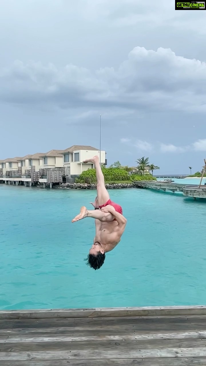 Tiger Shroff Instagram - Other than my red shorts everything else in this frame is a sight for sore eyes😍🌏❤️ @intercontinental_maldives #intercontinentallife #intercontinentalmaldives #unbelievableexperience