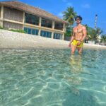 Tiger Shroff Instagram - Pls excuse the yellow hot pants 😅Either ive grown or my shorts have shrunk this lockdown ☀️ @intercontinental_maldives #islandlife🌴 #intercontinentalmaldives #intercontinentallife