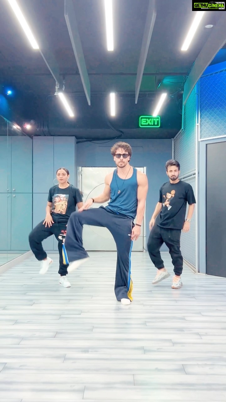 Tiger Shroff Instagram - Not bad for an hours session 🕺fun jamming with u guys again❤️ @piyush_bhagat @shaziasamji @mihir_atz