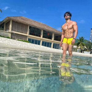 Tiger Shroff Instagram - Pls excuse the yellow hot pants 😅Either ive grown or my shorts have shrunk this lockdown ☀️ @intercontinental_maldives #islandlife🌴 #intercontinentalmaldives #intercontinentallife