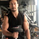 Tiger Shroff Instagram – Cheat day pumps are an unbelievable  feeling🦍🦧
