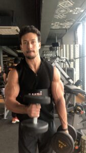 Tiger Shroff Instagram - Cheat day pumps are an unbelievable feeling🦍🦧