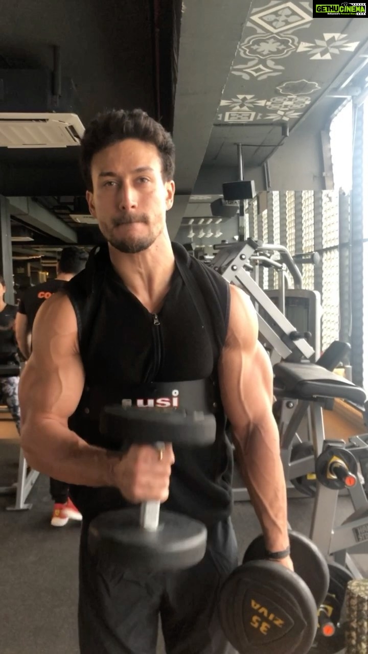 Tiger Shroff Instagram - Cheat day pumps are an unbelievable feeling🦍🦧