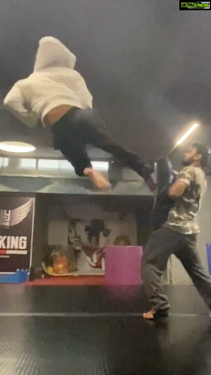 Tiger Shroff Instagram - Feels good to fly again after injury. Hope you guys have an unbelievable week❤️and make the unbelievable believable! #YouAreUnbelievable