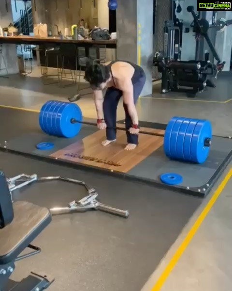 Tiger Shroff Instagram - Excuse the war cries...that felt heavy af😅 @rajendradhole #220kgsdeadlift