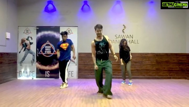 Tiger Shroff Instagram - Love this song...#beleiber 🤪 @paresshss @_anjalli_ @akshaydancelife444