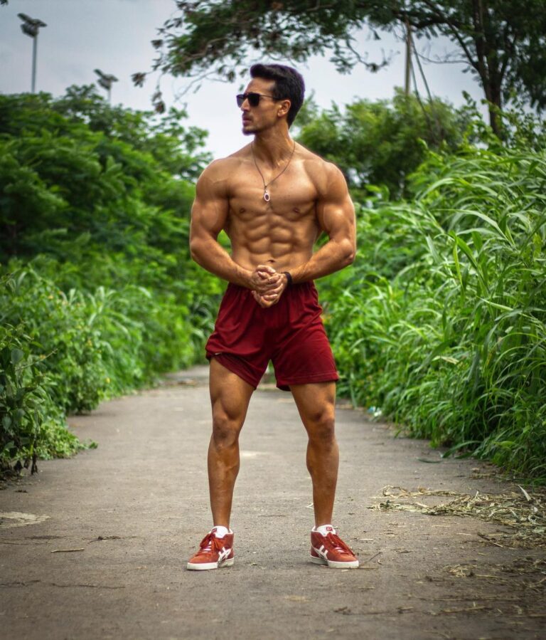 Tiger Shroff Instagram - I think we should make earth day everyday. Thank you mother nature for putting up with us and taking care of us ❤️🙏 blessed to be a small irrelevant part of this planet and hopefully make myself relevant by giving back to this planet everyday 🙏 #happyearthday #2020
