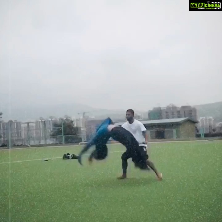 Tiger Shroff Instagram - I get dizzy just watching this, not the most comfortable feeling, i remember puking after every session. But i guess it was all worth it in the end. Old training footage. #practicemakesprogress @zileymawai @kuldeepshashi @nadeemakhtarparkour88 @swainvikram @rahulsuryavanshi27