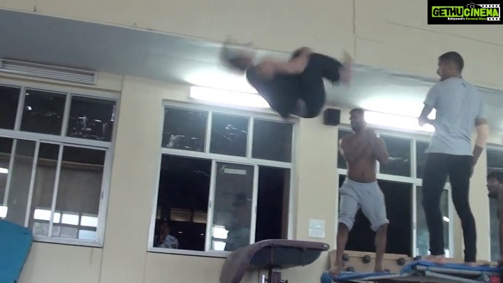 Tiger Shroff Instagram - Man i miss my boys! This was the first and last time i attempted a double back! Look at that pretty landing 🤪 wish i could say the same for my face 🤢 #bestteam #oldtrainingfootage @zileymawai @kuldeepshashi @nadeemakhtarparkour88 @swainvikram