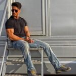 Tiger Shroff Instagram - Getting some vit D on set before my vit B(aaghi)