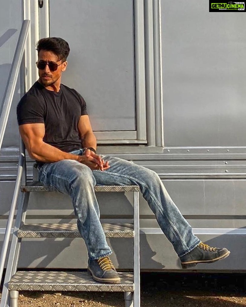 Tiger Shroff Instagram - Getting some vit D on set before my vit B(aaghi)