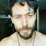 Tiger Shroff Instagram - #antakashri challenge accepted! @thedinomorea @ananyapanday i nominate some of the amazing actors that ive worked with, @shraddhakapoor @dishapatani @hrithikroshan @kritisanon and one of my favs, @armaanmalik @amaal_mallik this one was for u😄🙉