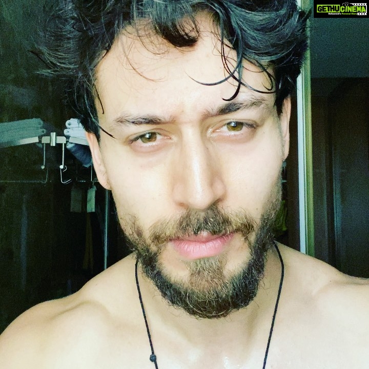 Tiger Shroff Instagram - #antakashri challenge accepted! @thedinomorea @ananyapanday i nominate some of the amazing actors that ive worked with, @shraddhakapoor @dishapatani @hrithikroshan @kritisanon and one of my favs, @armaanmalik @amaal_mallik this one was for u😄🙉