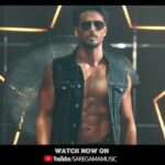 Tiger Shroff Instagram - Jhoomo aur naacho to disco dancer! Presenting I am a Disco Dancer 2.0. (full song link in bio) #DiscoNeverDies #DND @saregama_official @akanksharmaa @ba.media @boscomartis @dipankardesignstudio @salimsulaimanmusic @bennydayalofficial