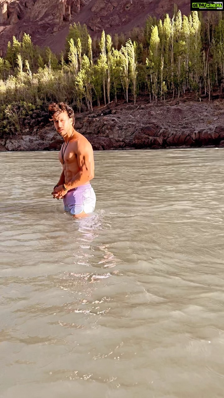 Tiger Shroff Instagram - This scenery and location just got me grooving to one of my fav’s song 🤪😎☀️ #krrishh vibes !