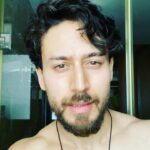 Tiger Shroff Instagram - #antakashri challenge accepted! @thedinomorea @ananyapanday i nominate some of the amazing actors that ive worked with, @shraddhakapoor @dishapatani @hrithikroshan @kritisanon and one of my favs, @armaanmalik @amaal_mallik this one was for u😄🙉