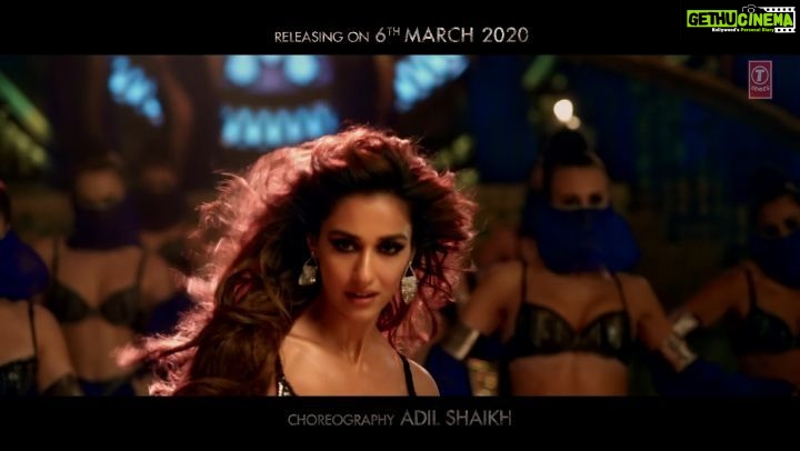 Tiger Shroff Instagram - Get ready to bring the house down with the sassiest song of the year. #DoYouLoveMe out now. Original Music & License Courtesy - #ReneBendali #SajidNadiadwala’s #Baaghi3 @shraddhakapoor @riteishd @khan_ahmedasas @wardakhannadiadwala @dishapatani @tanishk_bagchi @nikhitagandhiofficial @bhushankumar @tseries.official @adil_choreographer @santha_dop @foxstarhindi @nadiadwalagrandson