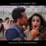 Tiger Shroff Instagram - Jab Ronnie aur Siya ke moves par honge sab vaari, tab bajega dhol aur naachegi duniya saari. #Bhankas Song Out Now! #Baaghi3 #SajidNadiadwala @shraddhakapoor @riteishd @lokhandeankita @khan_ahmedasas @wardakhannadiadwala @tseries.official @bappilahiri_official_ @tanishk_bagchi @jonitamusic @devnegilive @shabbir_ahmed9 @ganeshacharyaa @foxstarhindi @nadiadwalagrandson