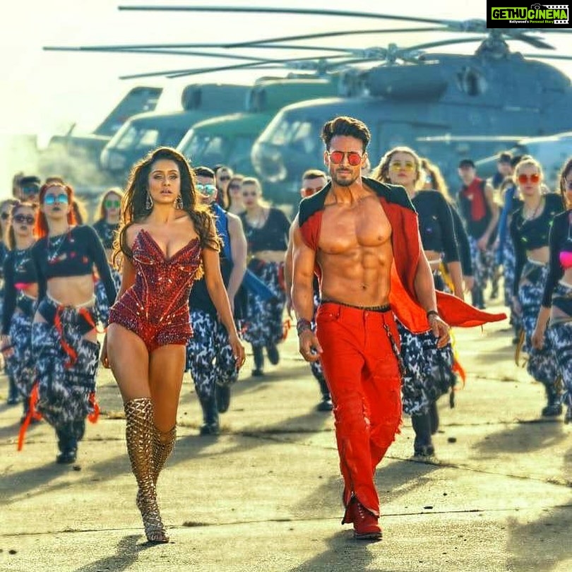 Tiger Shroff Instagram - Uski aankhon mein baatein ❤️🖤 @shraddhakapoor