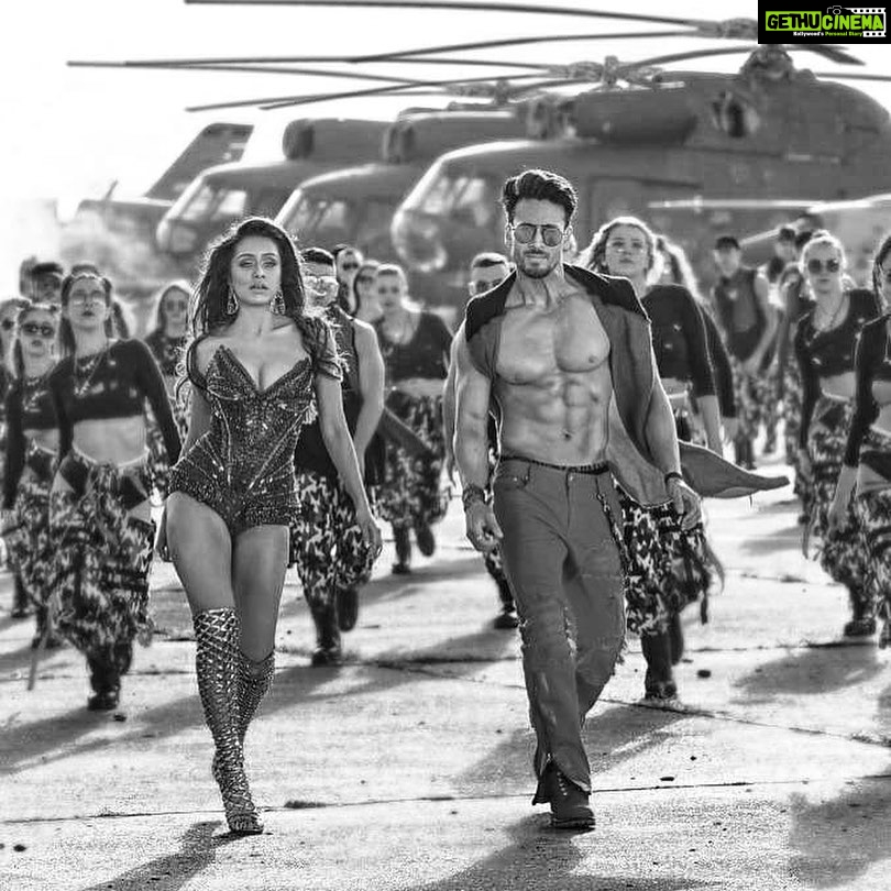 Tiger Shroff Instagram - Uski aankhon mein baatein ❤️🖤 @shraddhakapoor