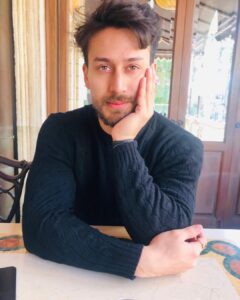 Tiger Shroff Instagram - Checking out my resolutions...happy new year everyone ❤️🤗