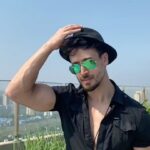 Tiger Shroff Instagram - Khalid ka dream sequence 😜 this one's for my hero and his heroine @hrithikroshan @_vaanikapoor_ choreo - @piyush_bhagat 📹 @varunn_sharma @swainvikram