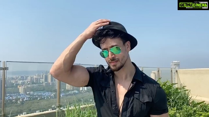 Tiger Shroff Instagram - Khalid ka dream sequence 😜 this one's for my hero and his heroine @hrithikroshan @_vaanikapoor_ choreo - @piyush_bhagat 📹 @varunn_sharma @swainvikram